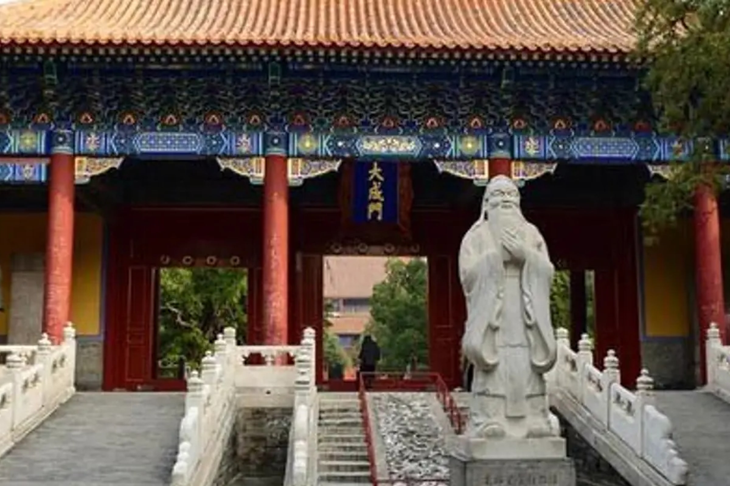 4-Hour Private Tour: Lama Temple, Confucius Temple, Guozijian Museum with Dim Sum